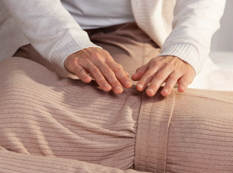 une personne avec les main au dessus de l'abdomen d'une autre personne allongée