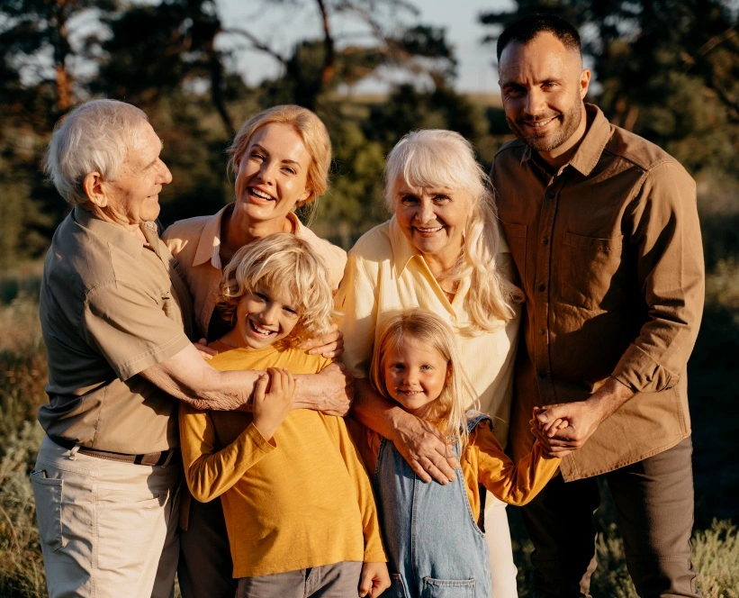 famille réunie en extérieur avec 4 adultes et 2 enfants