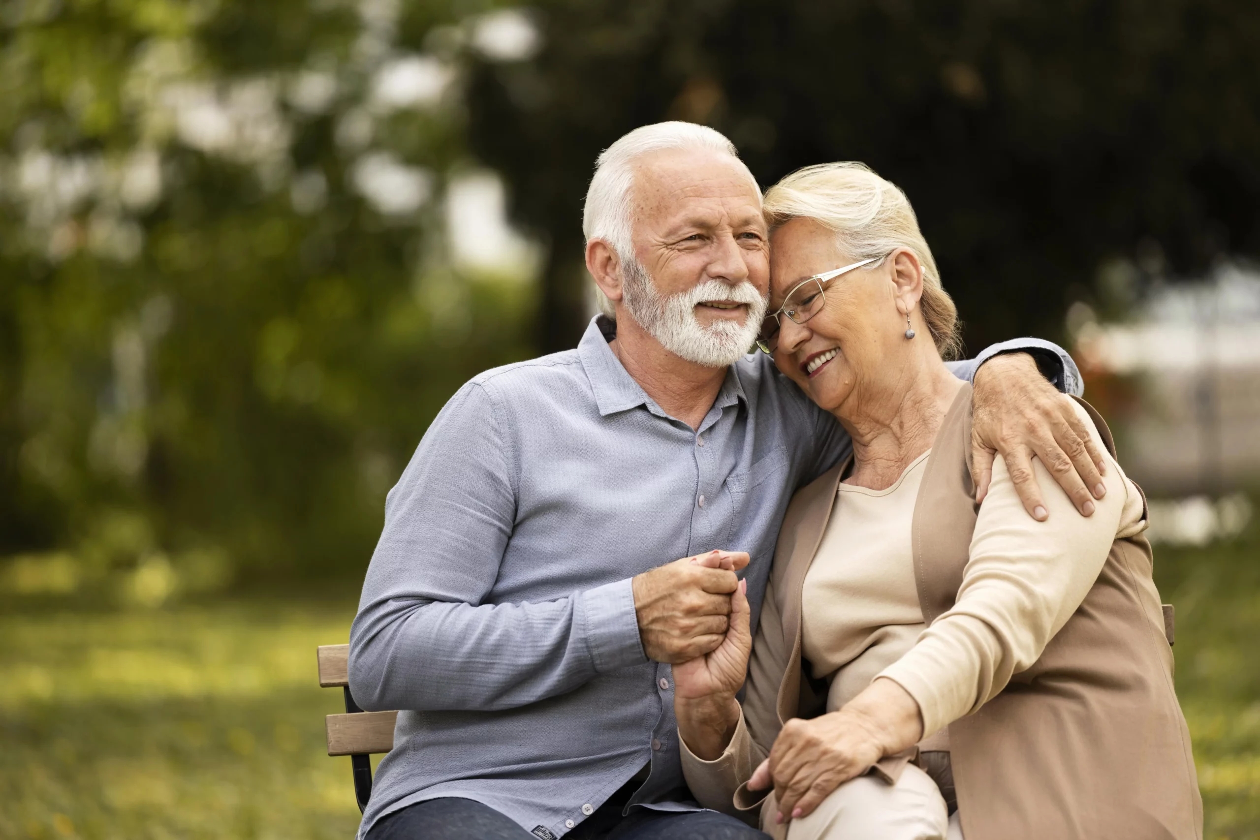 couple de personnes âgées souriants assis