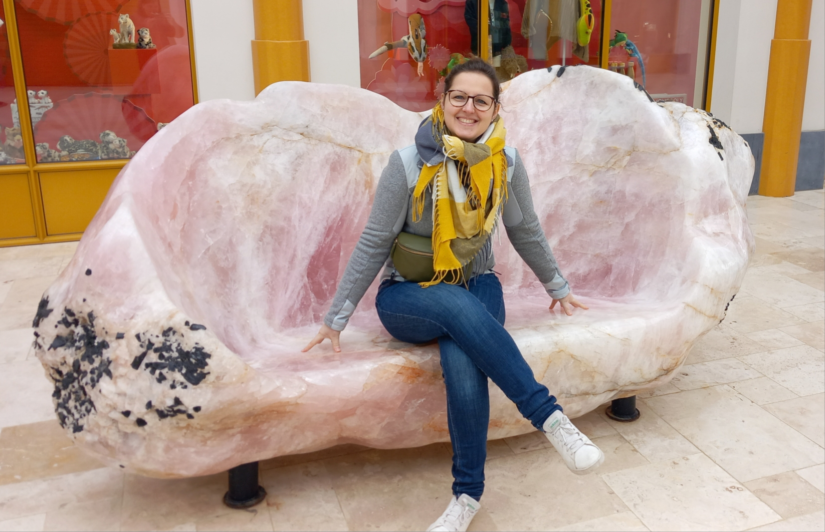 Célina Morel assise sur un fauteuil en quartz rose