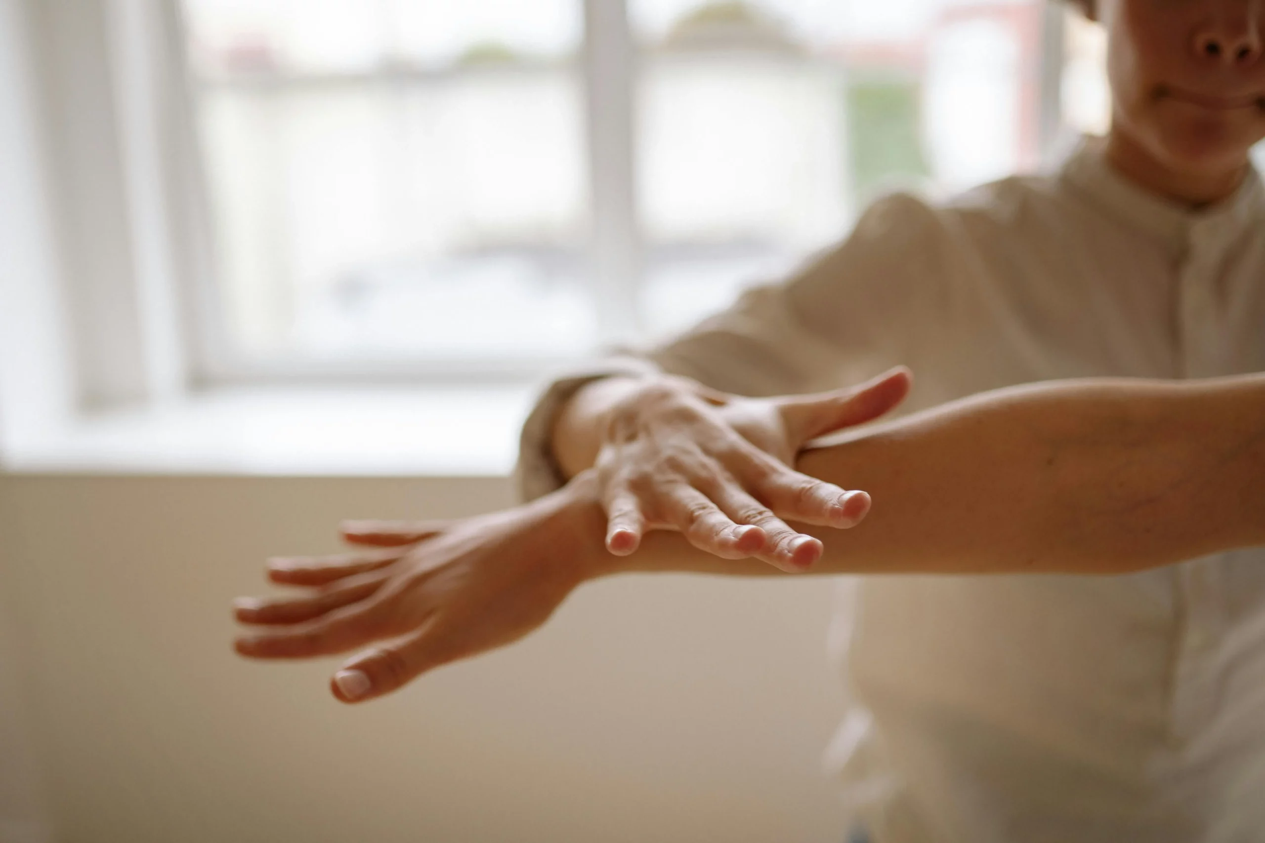test effectué par un praticien sur avant bras droit d'une personne